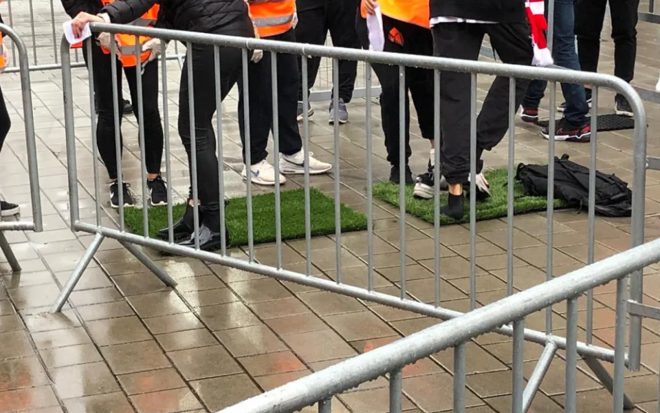 Slavie si stěžuje na potupné kontroly svých fanoušků spojené s vyzouváním bot před utkáním v Plzni