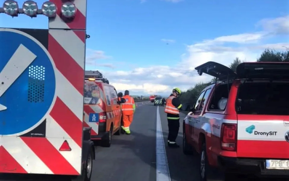 Na dálnici D5 zahynula řidička při nehodě osobáku, který vyletěl z vozovky. Druhá žena je těžce zraněná