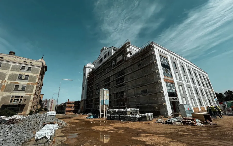 Teď se v areálu Světovaru dokončuje nový projekt TechTower, který po letech nahradil zrušenou kulturní fabriku