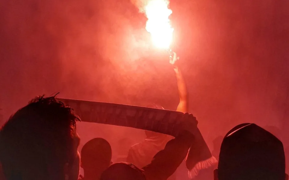 Fanoušci Slavie proměnili tribunu hostů v peklo