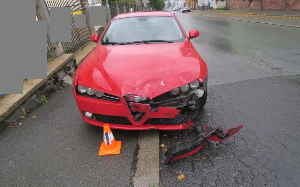 Silně opilý muž způsobil nehodu a škodu za více než 100 tisíc, navíc měl platný zákaz řízení