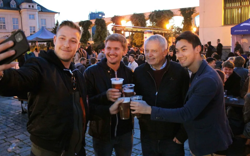 Plzeňští studenti univerzity popíjeli pod dozorem rektora, sám jim čepoval pivo