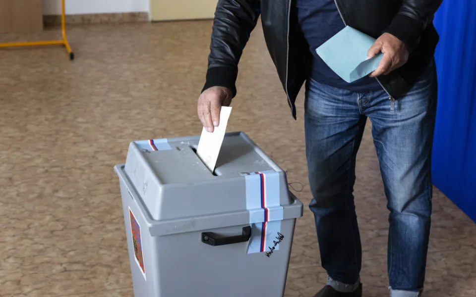 VOLBY 2022: První volební den je u konce, přišla v průměru desetina voličů