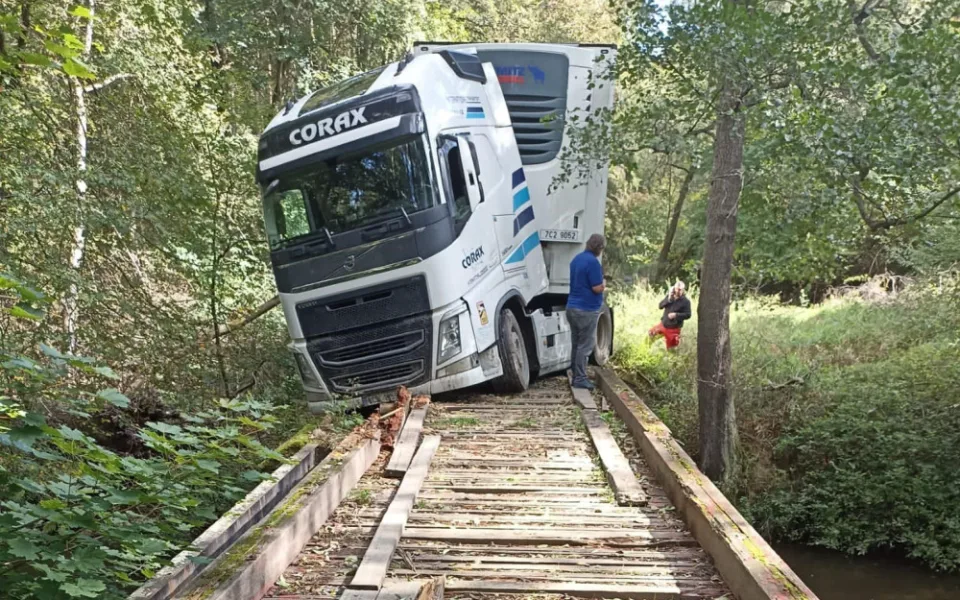 Řidič kamionu slepě věřil navigaci, zůstal viset na ztrouchnivělé lávce