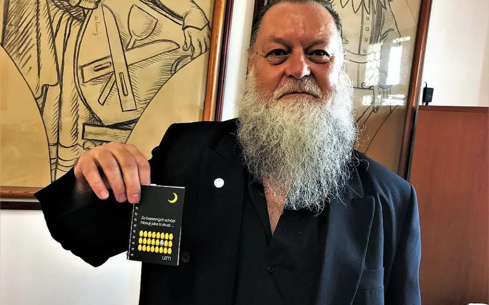 Lumír Aschenbrenner je také autorem vtipných mikrobásniček