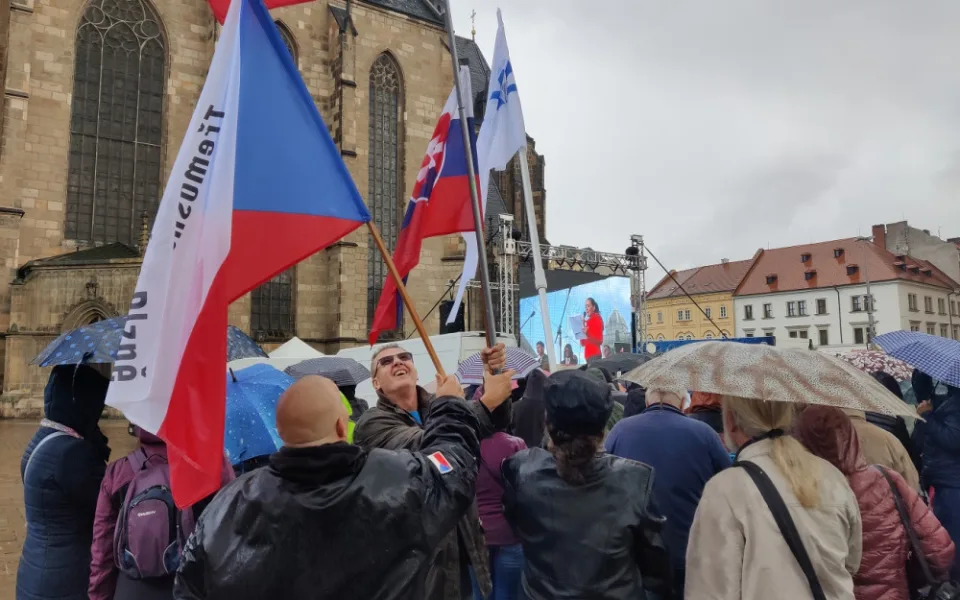 FOTO: Proti vládě přišly v Plzni protestovat stovky lidí, akce se omezila na sledování demonstrace v Praze
