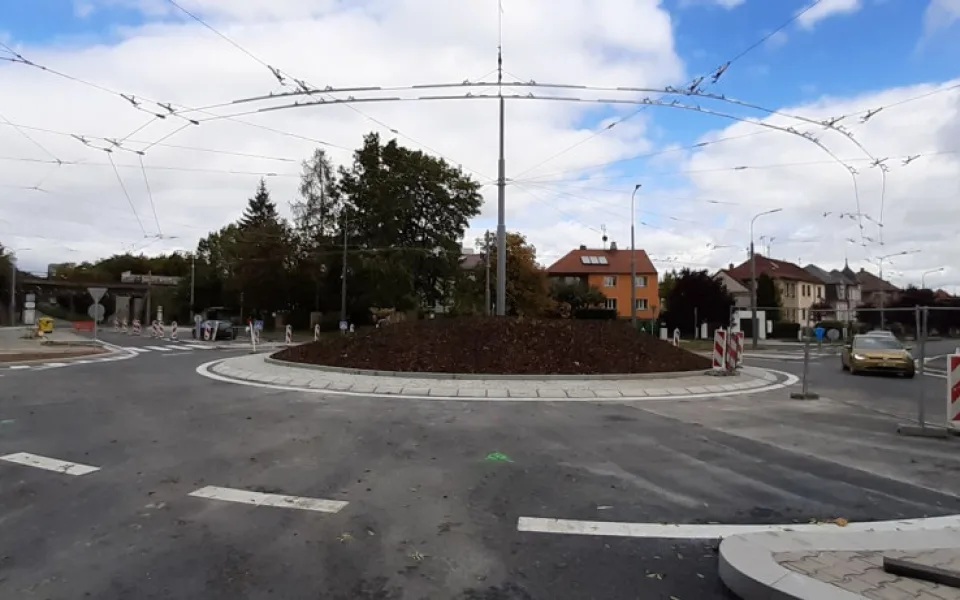 Nová okružní křižovatka u Tyršova mostu je hotová a začne sloužit řidičům od soboty. Obnoví se provoz MHD na Bory