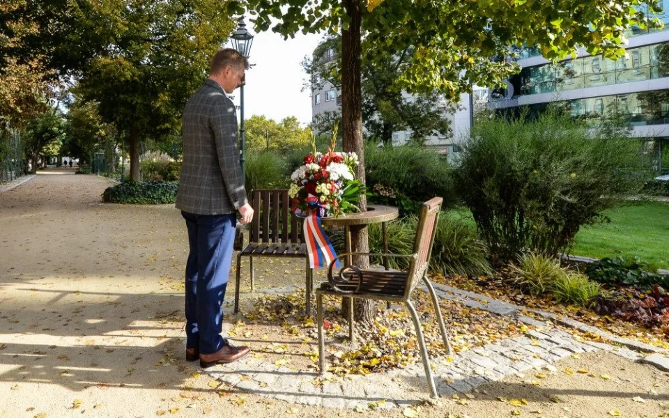 Václav Havel se narodil před 86 lety, Plzeň jeho památku uctila velmi komorně