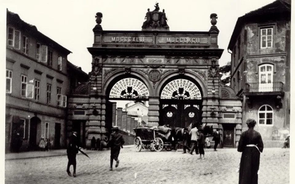 1913, formanský vůz vyjíždějící z Jubilejní brány, zdroj: archiv Plzeňského Prazdroje