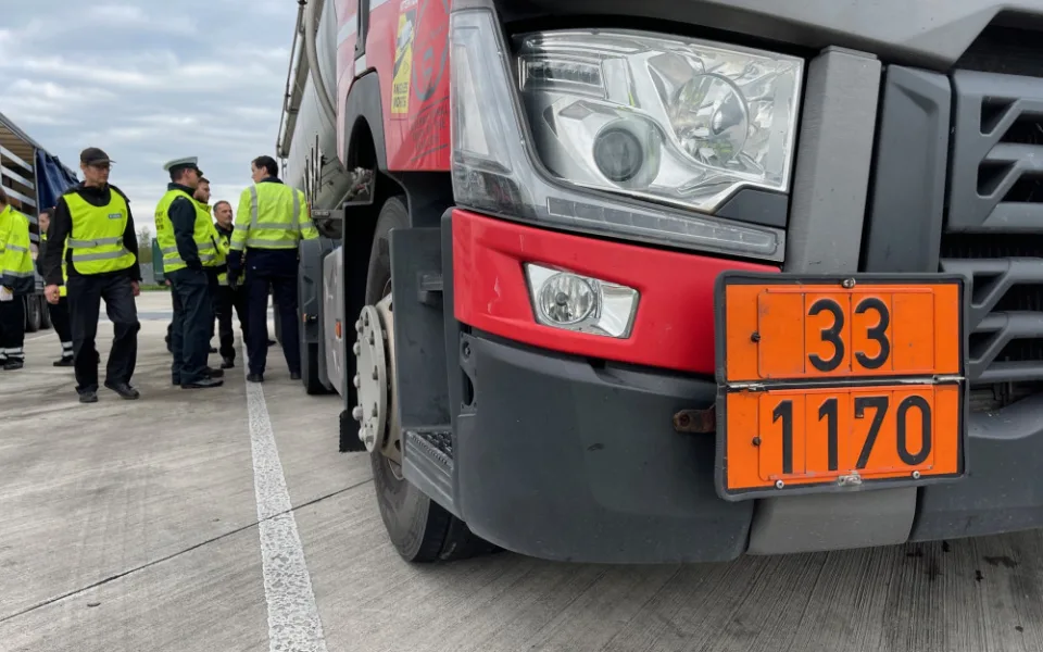 Přepravu nebezpečných věcí kontrolovali inspektoři na dálnici D5, našli i radioaktivní materiál