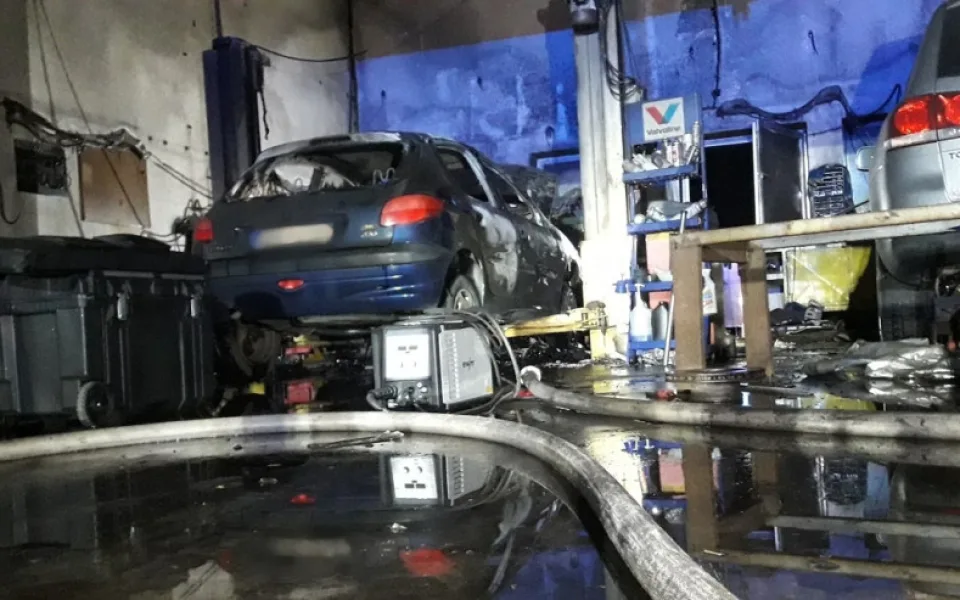 Přímo v autoservisu shořelo auto na zvedáku, škoda je 100 tisíc korun