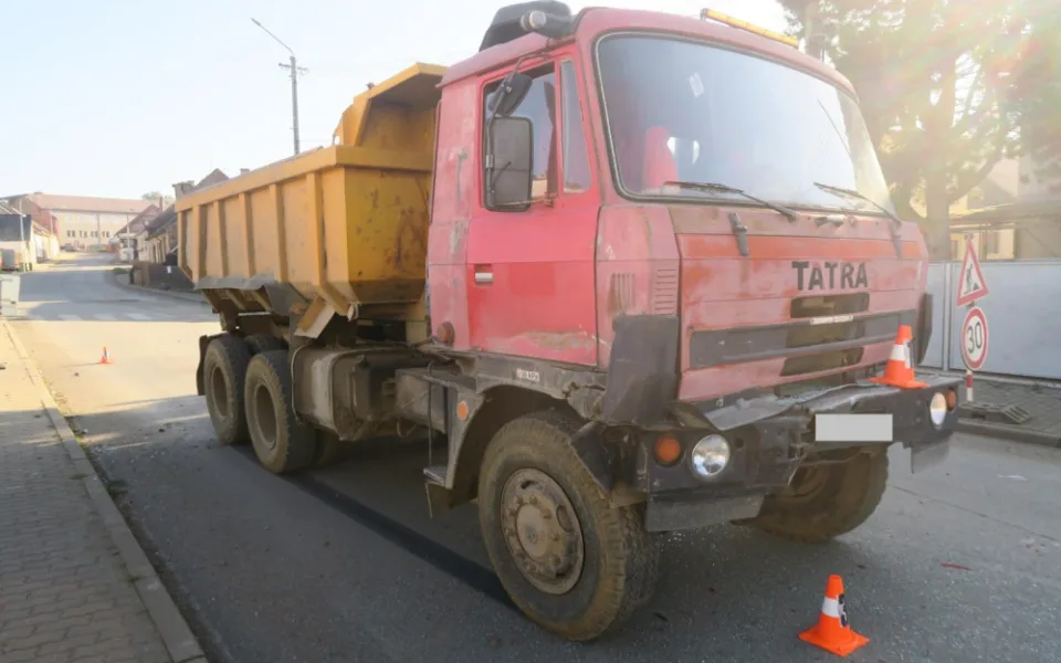 Silně opilý řidič náklaďáku způsobil nehodu, auto mělo propadlou technickou a poškozené pneumatiky