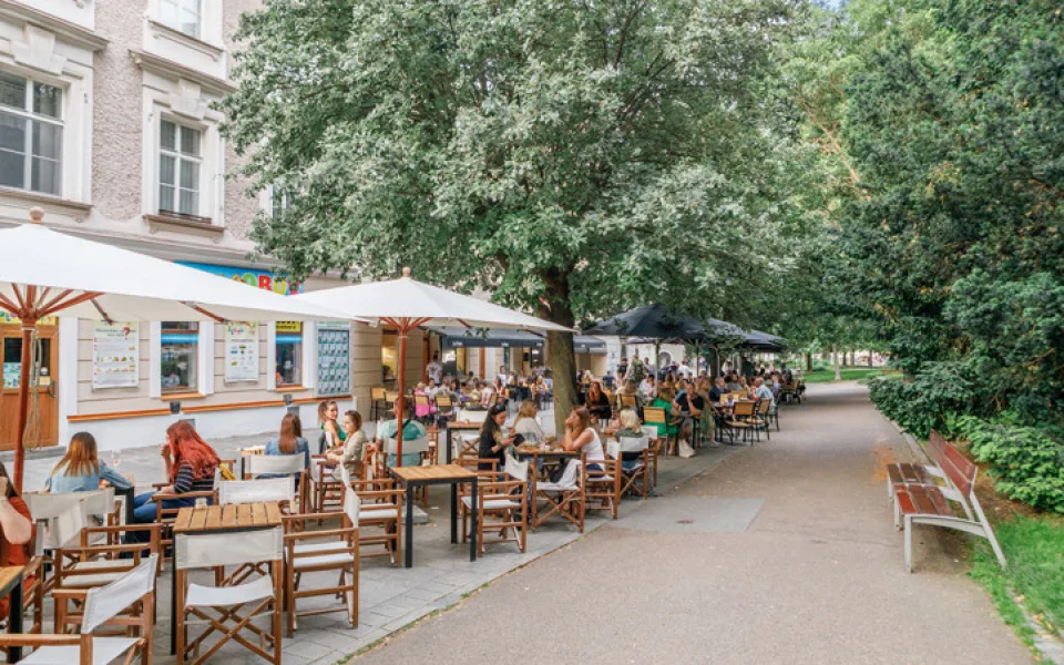 Plzeňští restauratéři dostanou manuál k předzahrádkám