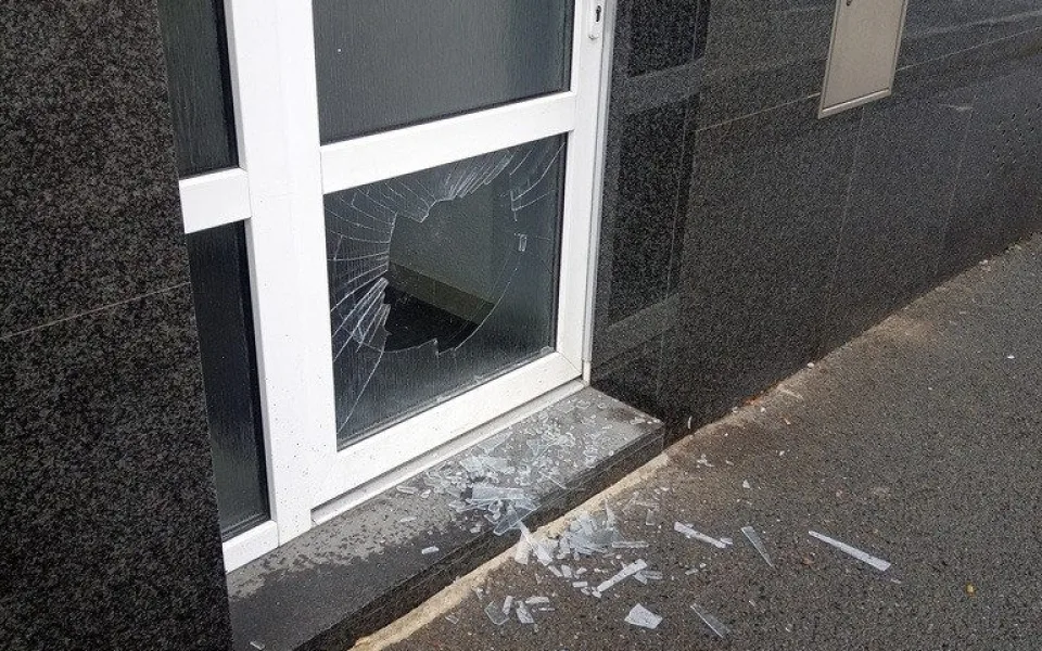 Vandal řádil v centru města, měl prý špatný den a chtěl se dostat do vězení
