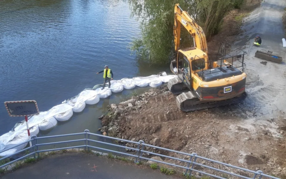Archivní foto z letních prací na rozšíření greenway stezky podél Radbuzy u mostu v Malostranské ulici na Slovanech