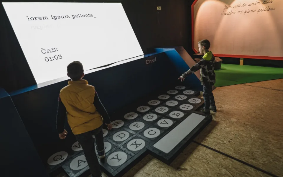 Světelná interaktivní rodinná expozice v DEPO2015 promění návštěvníky v Lovce znaků