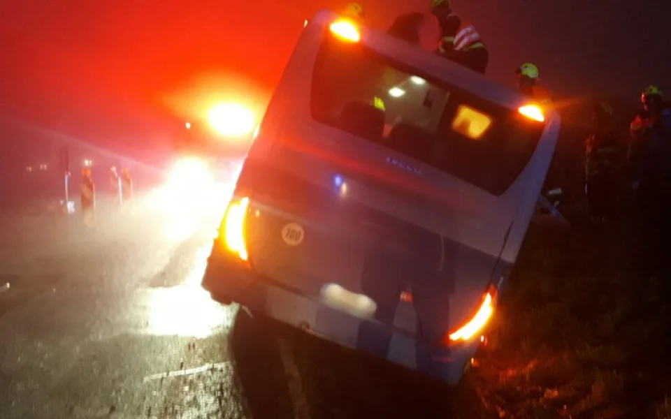 Autobus havaroval a skončil v příkopu, hasiči dostali ven cestující střešním otvorem