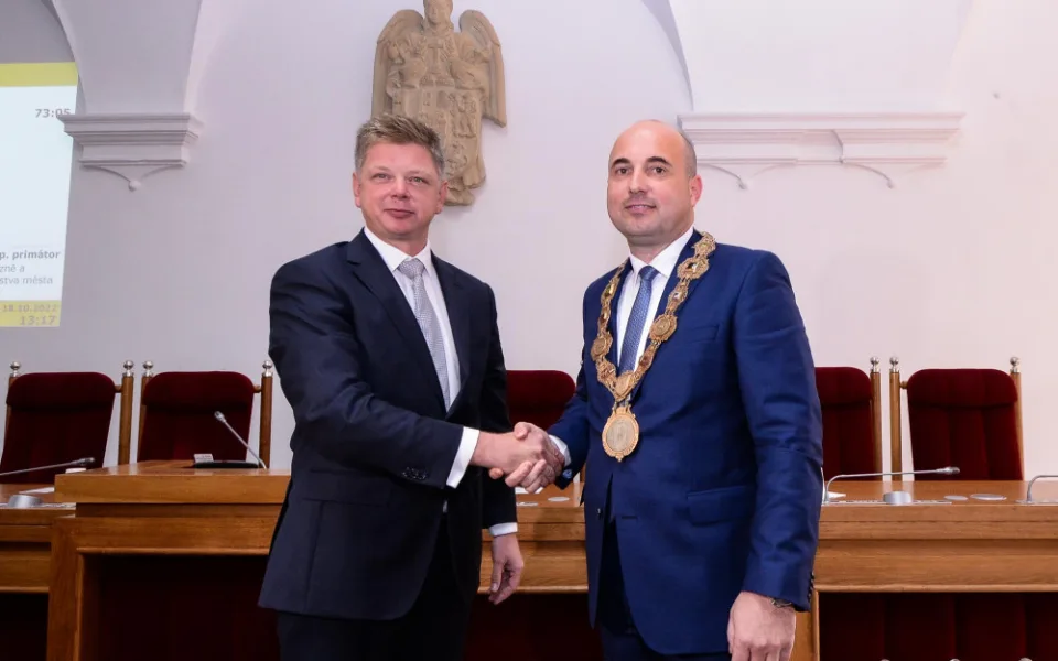 Primátorem Plzně se stal krajský šéf ANO Roman Zarzycký (vpravo). Vlevo teď již bývalý primátor Pavel Šindelář
