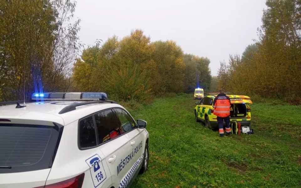 Silně podchlazený muž ležel dva dny v mokré trávě, zachránila ho kolemjdoucí pejskařka