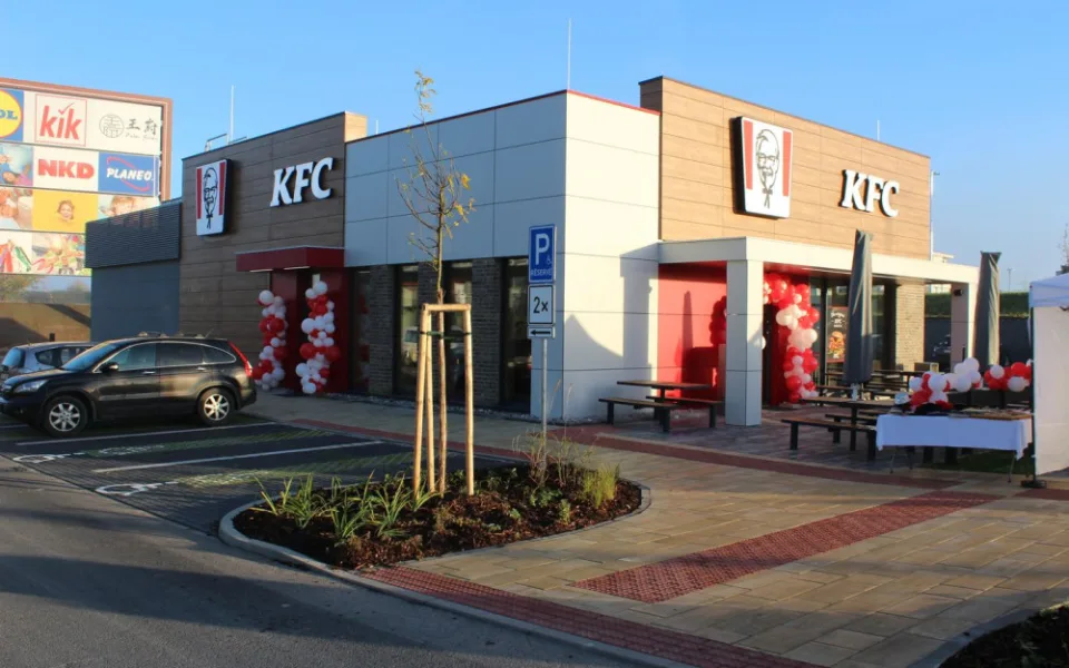Plzeňáci si zamilovali křupavé kuřecí kousky. KFC otevřelo již šestou restauraci v Plzni!