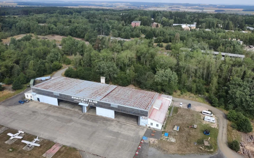 Vedení Plzně se důrazně ohradilo vůči rozhodnutí vlády o stavbě gigafactory, proti je i kraj, obci i letecké školy