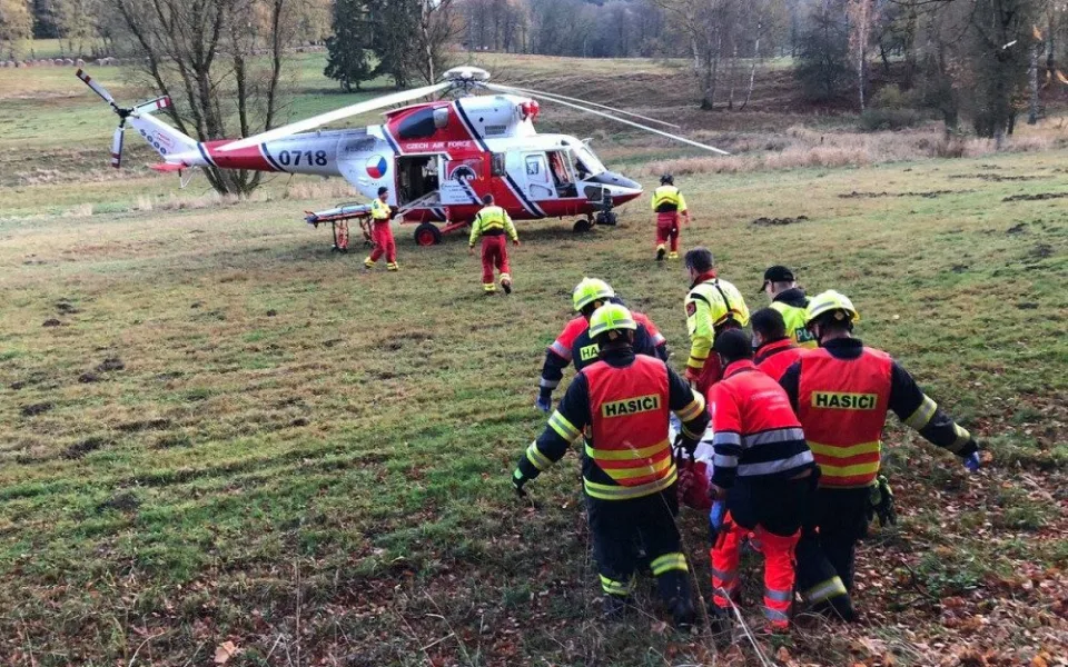 Kamion smetl chodce, který mu náhle vstoupil do jízdní dráhy. Muž utrpěl velmi těžká mnohočetná zranění