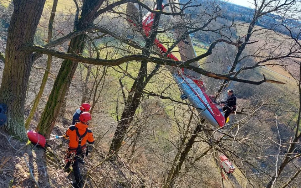 VIDEO: Kluzák na letiště nedoletěl a skončil ve větvích stromů, podle odborníků chyboval pilot