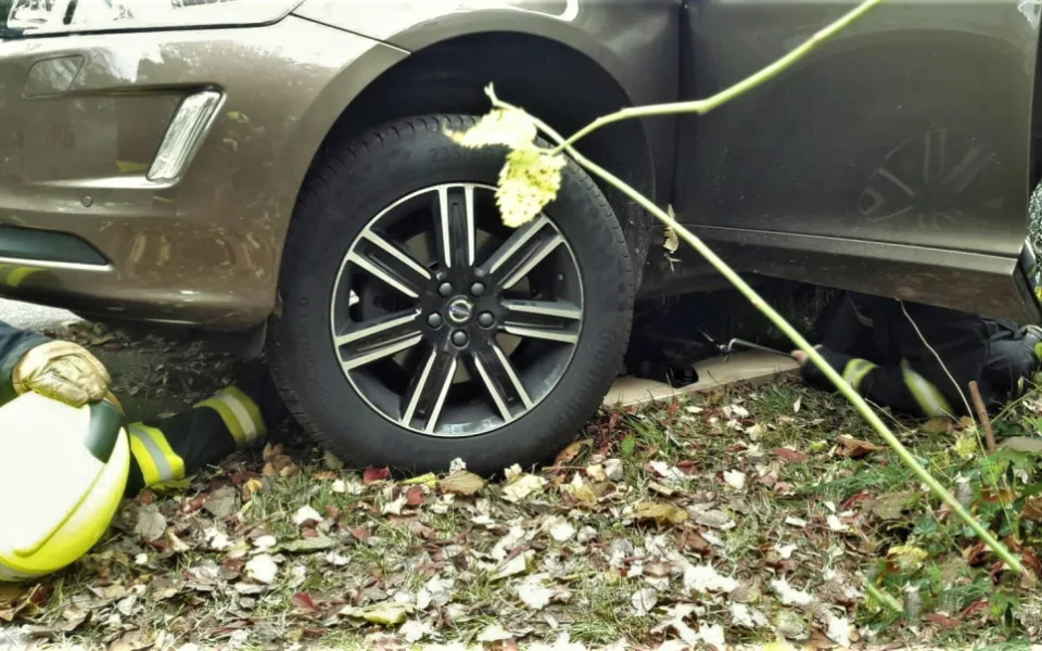 Hasiči vyprošťují vážně zraněného muže, kterého přejelo jeho vlastní auto