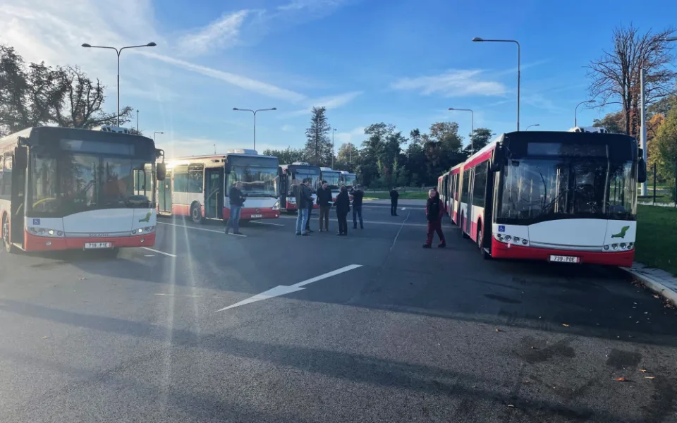 Dopravní podnik daroval ukrajinskému Charkovu sedm vyřazených autobusů, dodá ještě dva trolejbusy