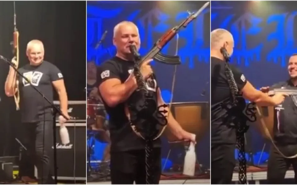 Jiří Kajínek při křtu nového alba skupiny Ortel mával na pódiu samopalem na akustické náboje