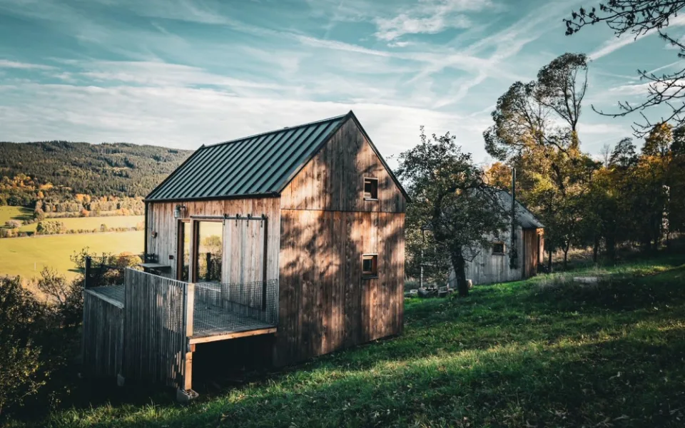 Slavné šumavské Tři domky vybudoval pražský kavárník, tyto tiny house zbožňují Češi i cizinci