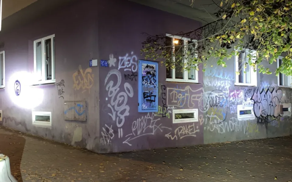 Opilý vandal čmáral sprejem po fasádách domů v centru města, policisté ho dopadli přímo při činu