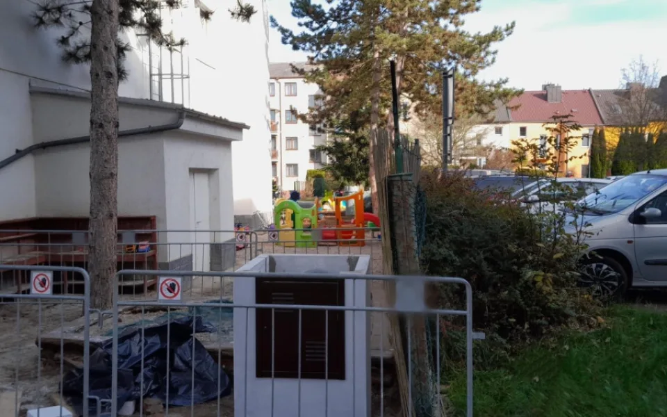 Školku zamořil plyn, který dovnitř vnikl okny. Záchranáři evakuovali 46 osob, pět dětí skončilo v nemocnici