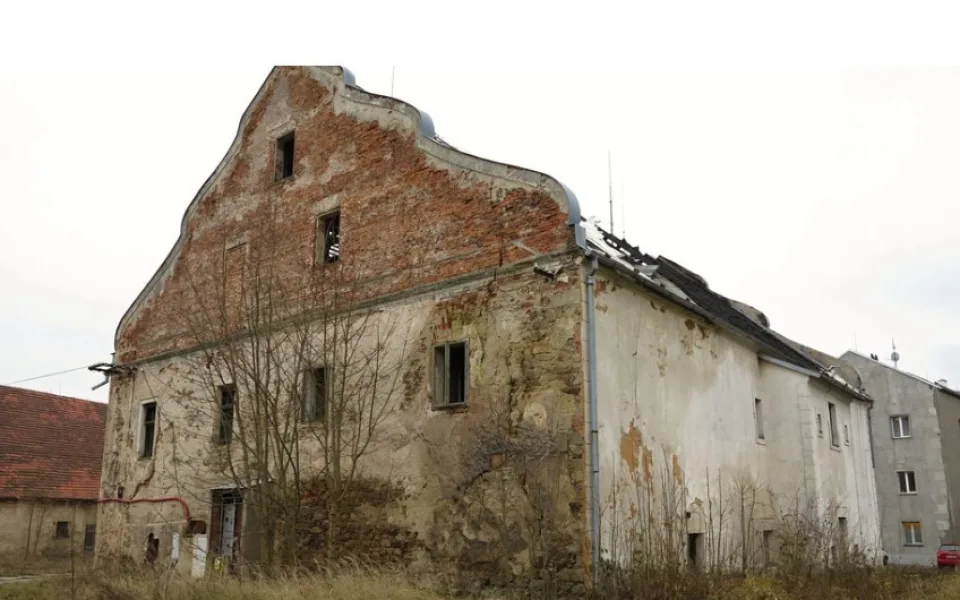 Rozbořená tvrz v Bělé nad Radbuzou projde opravou za 65 milionů korun, zázemí tam najdou neziskovky