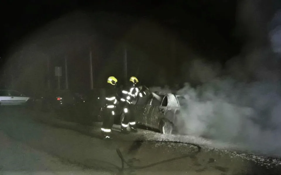 Hasiči zasahují u požáru automobilu a protihlukové stěny