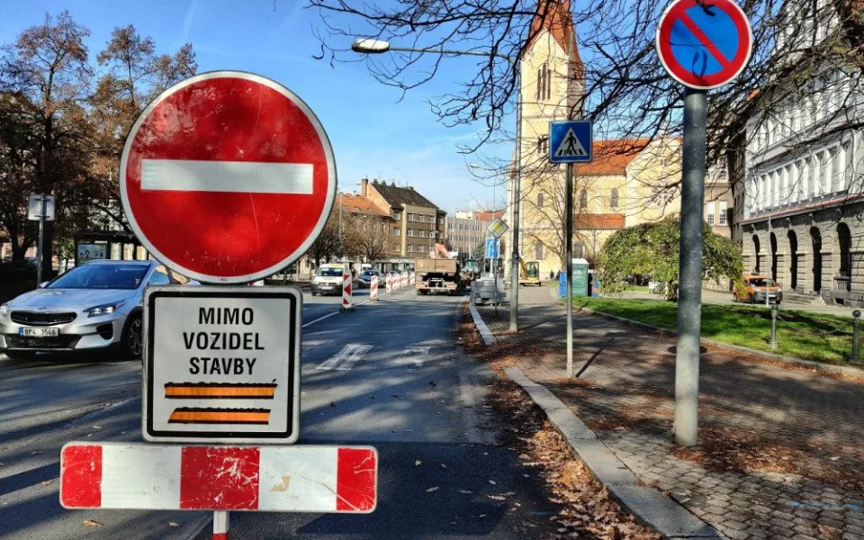 Začaly opravy silnice na rušném Chodském náměstí, vyžádají si dopravní omezení