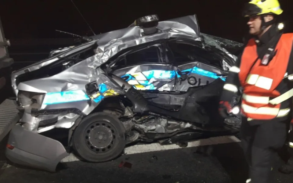 Policejní auto totálně sešrotoval cizinec s kradenou dodávkou při dramatické honičce