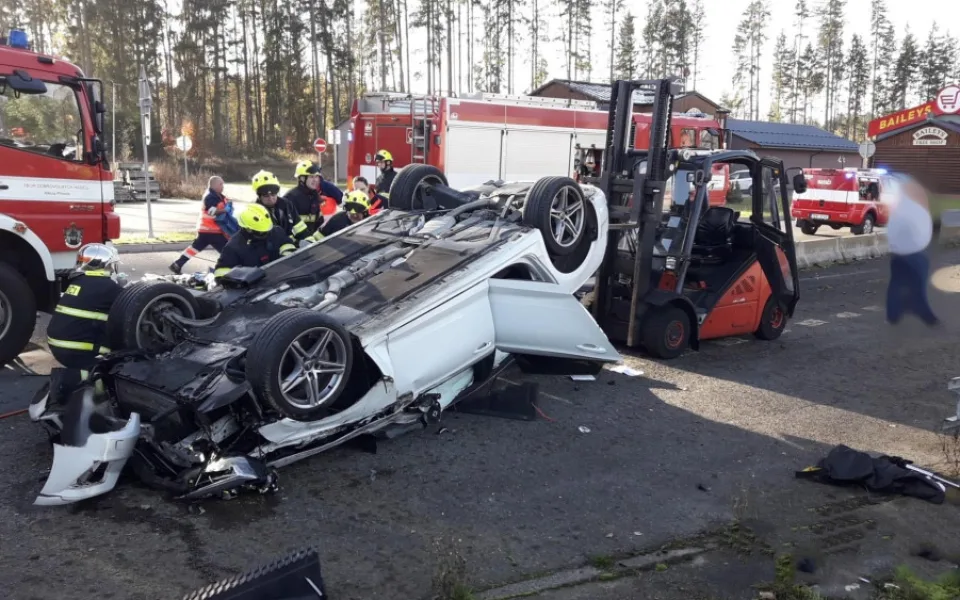 Nárazem do betonových zábran se auto převrátilo na střechu. Uvnitř zůstal zaklíněný těžce zraněný řidič