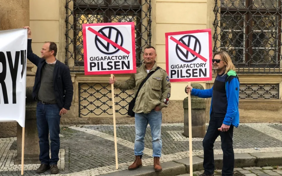 Piloti protestovali před německou ambasádou proti rušení letiště Líně kvůli stavbě gigafactory