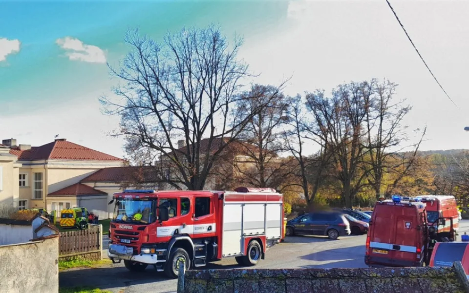 Pět školáků se i s učitelkou nadýchalo výparů při chemickém experimentu, odvezla je záchranka