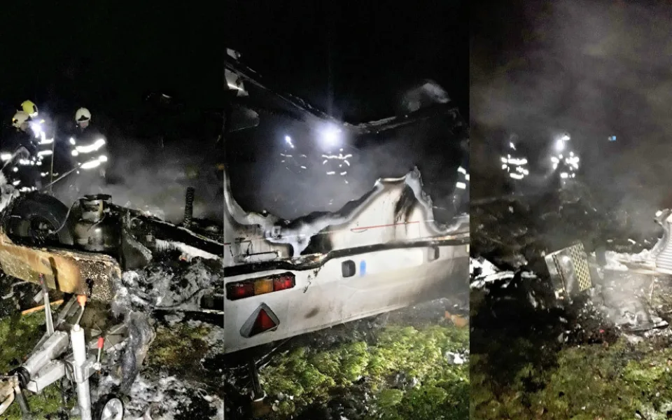Při požáru úmyslně zapáleného karavanu se popálil jeho obyvatel. Z vozidla nezbylo skoro nic
