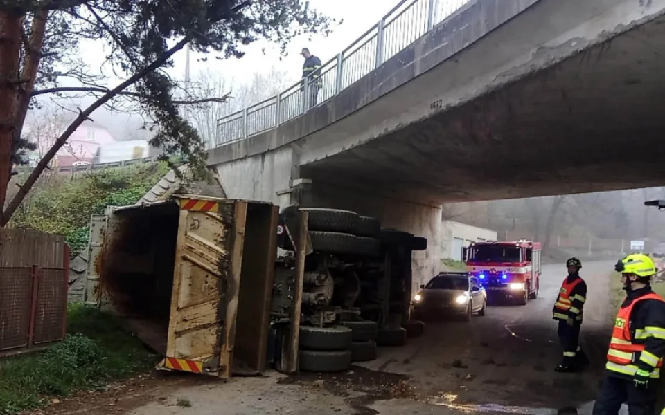 Nákladní automobil se nevešel pod most, náraz ho nekompromisně převrátil na bok
