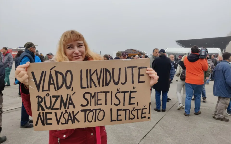 FOTO: Stovky lidí protestovaly proti zrušení letiště Líně, ustoupit by mělo stavbě gigafactory