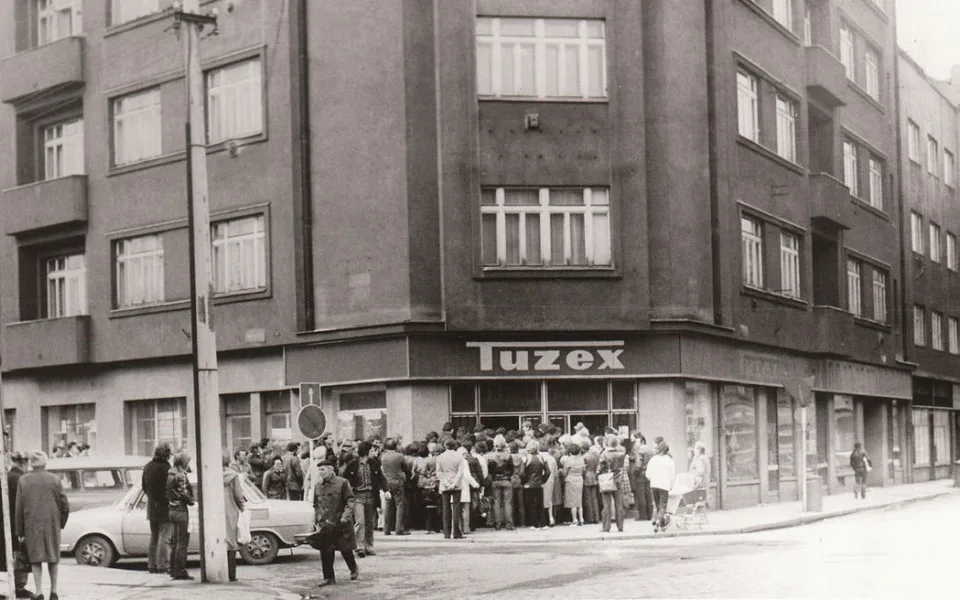 Plzeňský TUZEX na rohu Kollárovy ulice