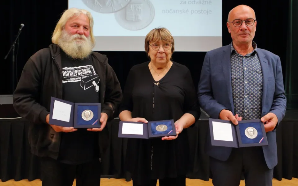 Zleva Miroslav Skalický, Anna Röschová, která převzala cenu za nepřítomného manžela a Martin Svoboda