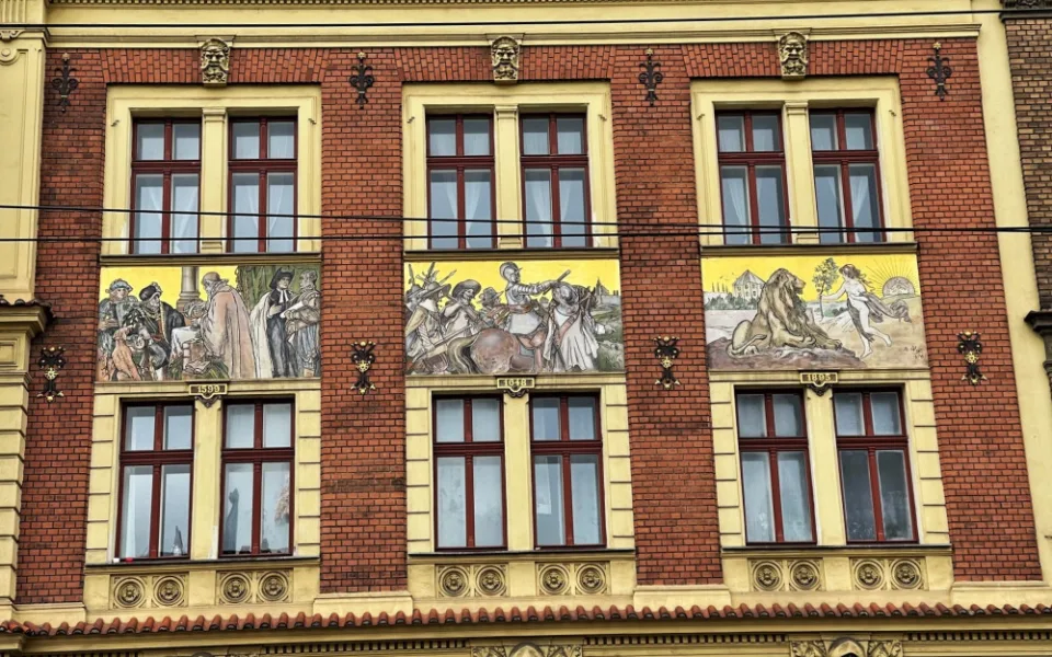 Legendární malíř v Plzni vyzdobil 19 měšťanských domů, dnes si město připomíná 170 let od jeho narození