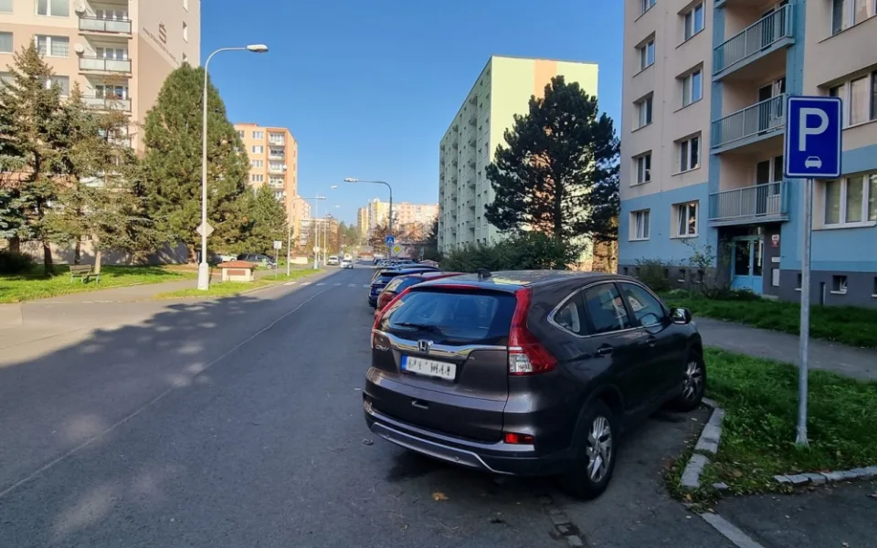 Radnice chce naučit řidiče správně parkovat, připravili pro ně informační kampaň
