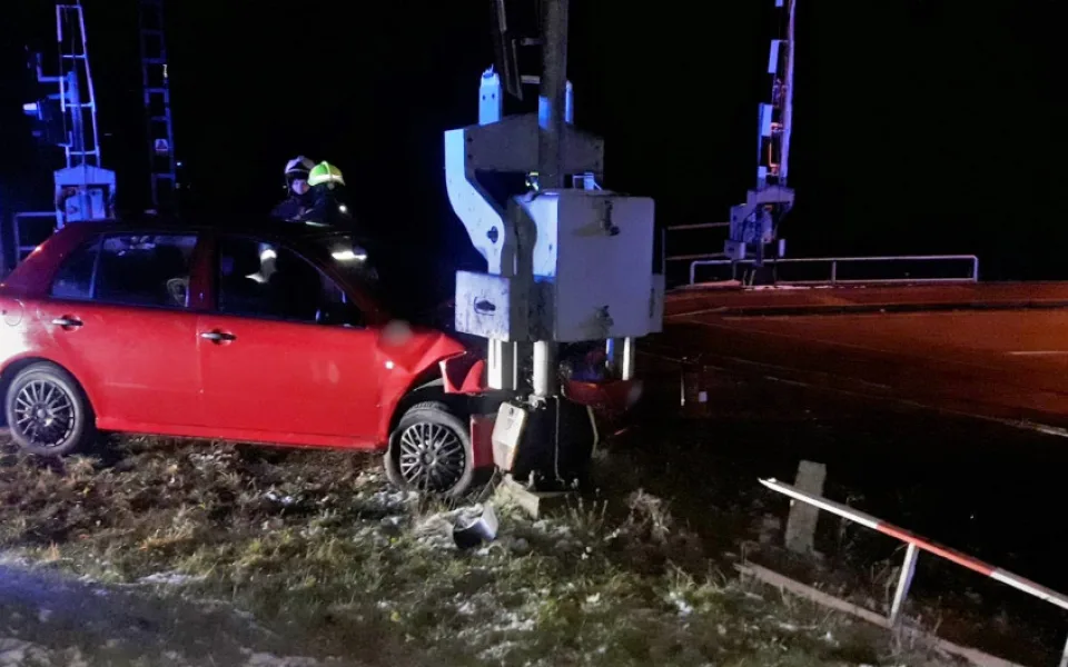 Osobní automobil čelně narazil do mechanismu závor u železničního přejezdu