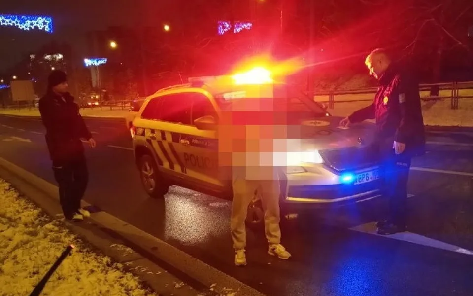 Agresivní mladík pod vlivem alkoholu napadl dvě strážnice, další opilý muž ujížděl policistům