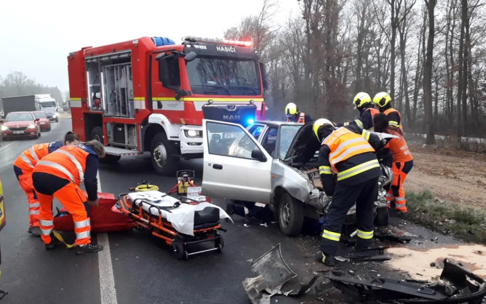 Mladý motorista utrpěl velmi těžké zranění při střetu dvou osobáků. Na mokré silnici dostal smyk
